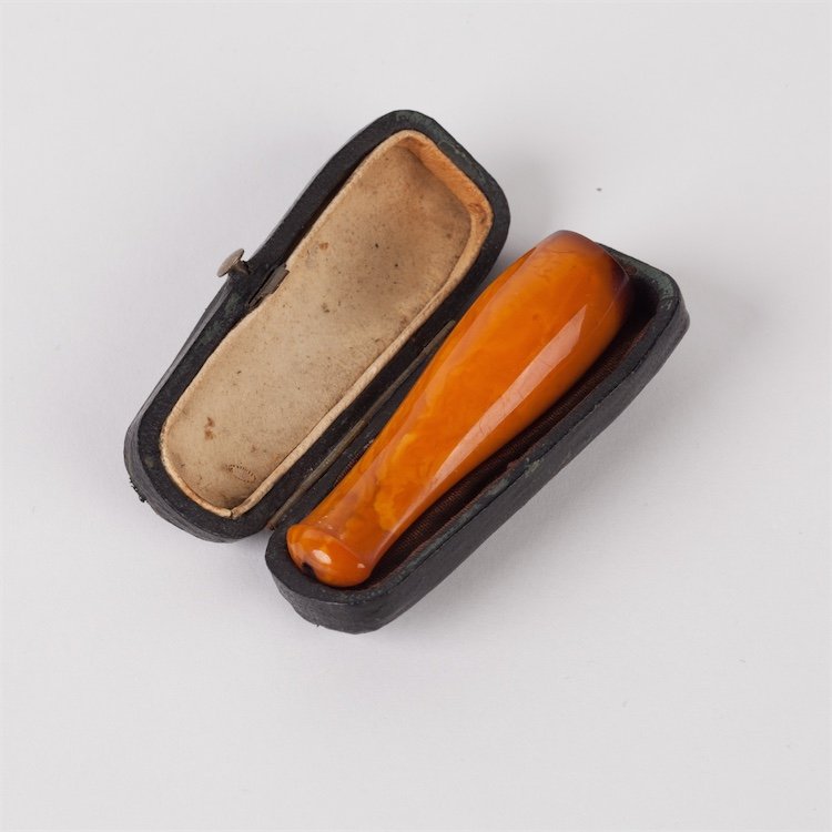 Amber mouthpiece. — image 1
