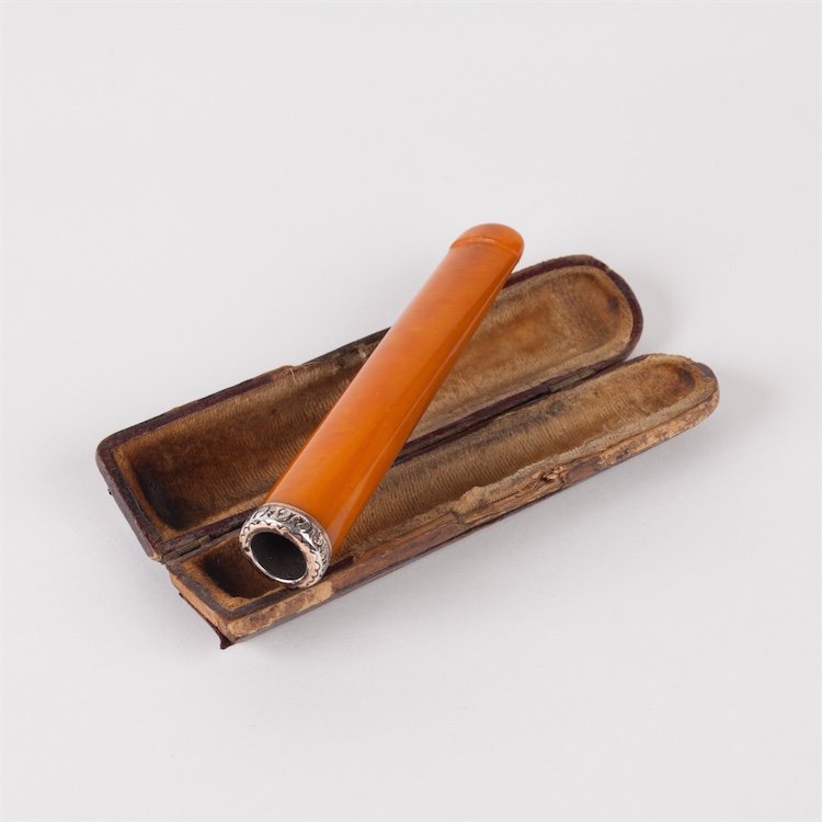 Amber mouthpiece. — image 1