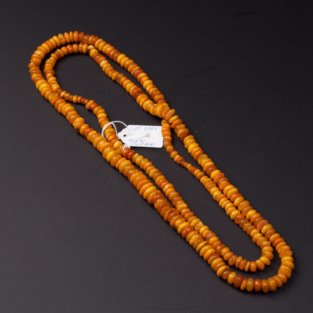 Antique amber necklace. — image 1