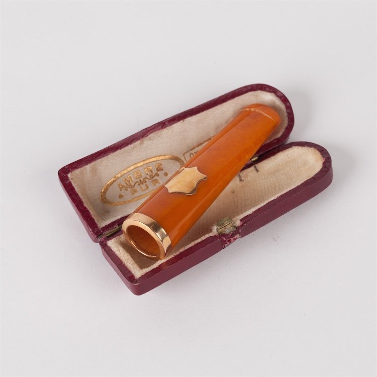 Amber mouthpiece in case. — image 1