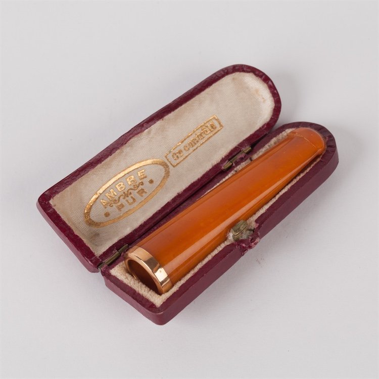 Amber mouthpiece in case. — image 2