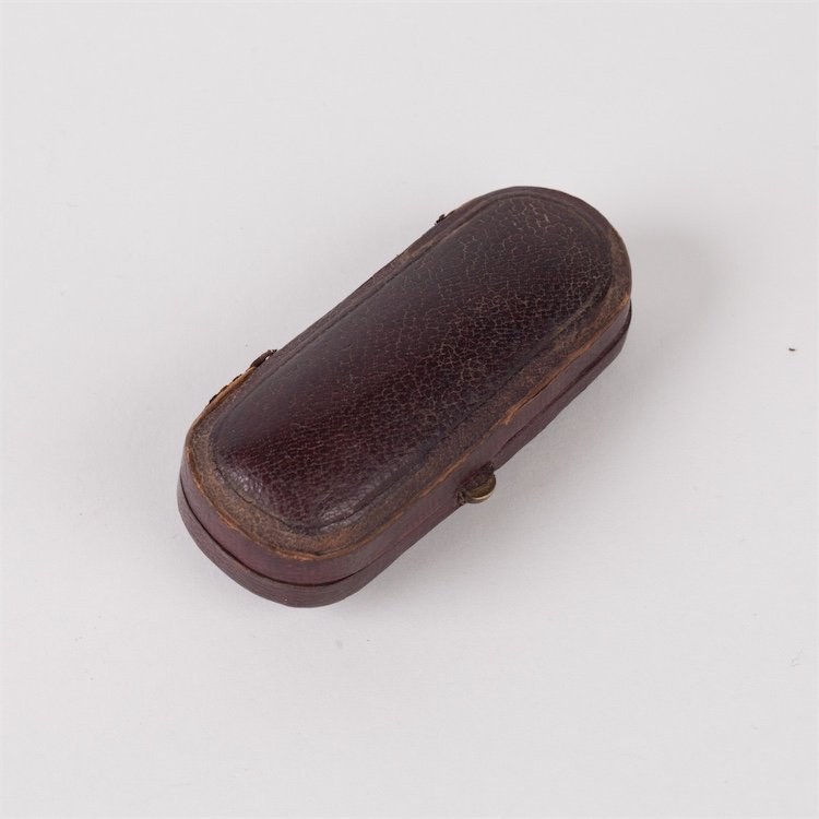 Amber mouthpiece in case. — image 2