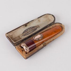 Amber mouthpiece in case. — image 1