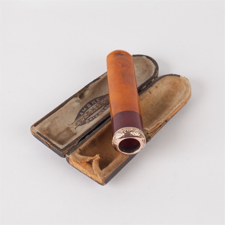 Amber mouthpiece in case. — image 3