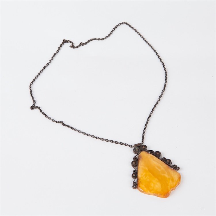 Antique amber pendant on metal chain. — image 1