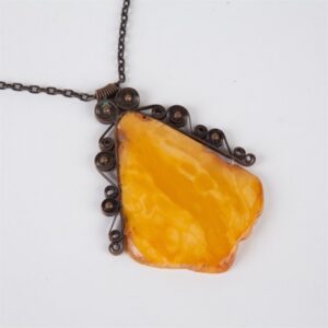 Antique amber pendant on metal chain. — image 2