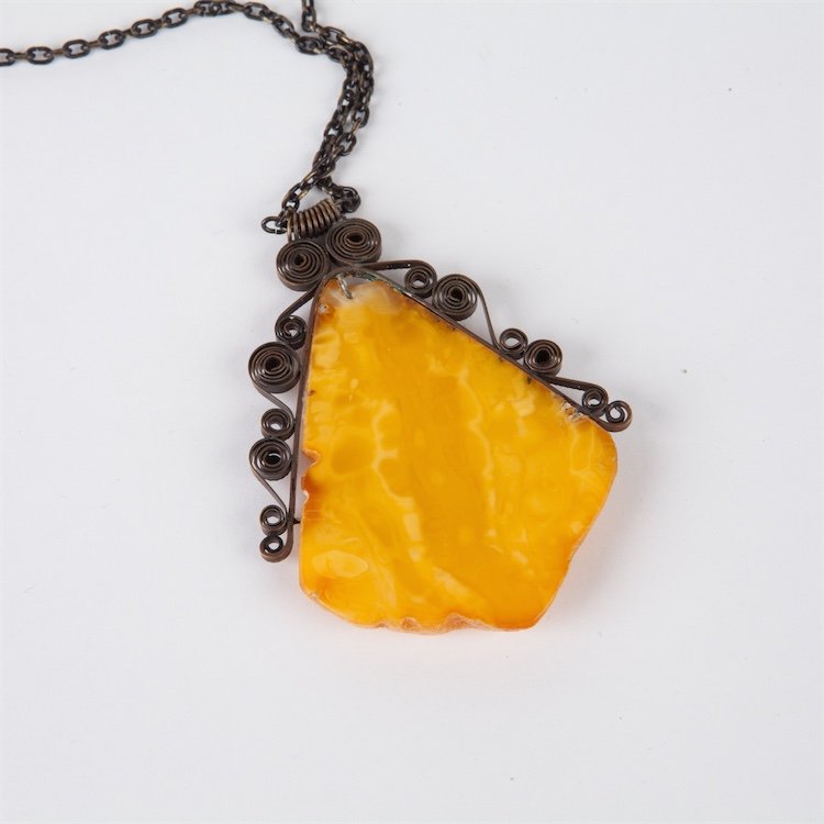 Antique amber pendant on metal chain. — image 3