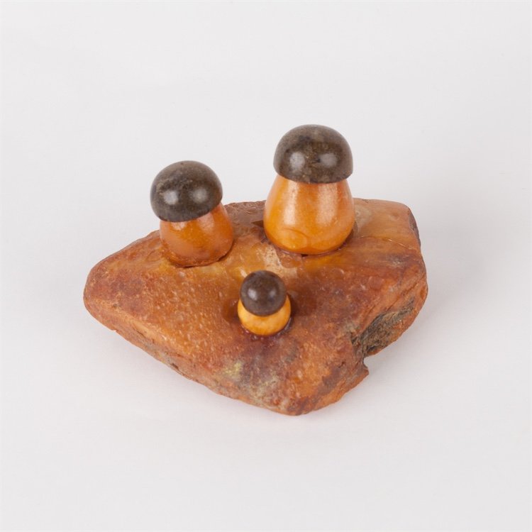 Amber in shape of mushrooms. — image 1