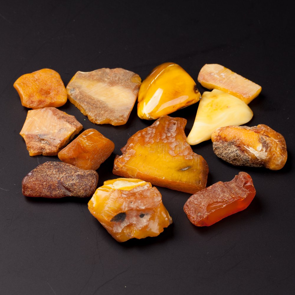 Set of antique amber stones. — image 1