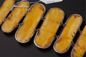 Antique amber hand bracelet in silver. — image 5