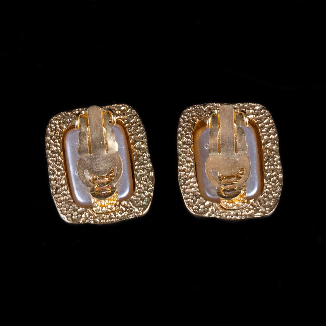 Chanel earclips with artificial pearls. Season 29. 1992 — image 2