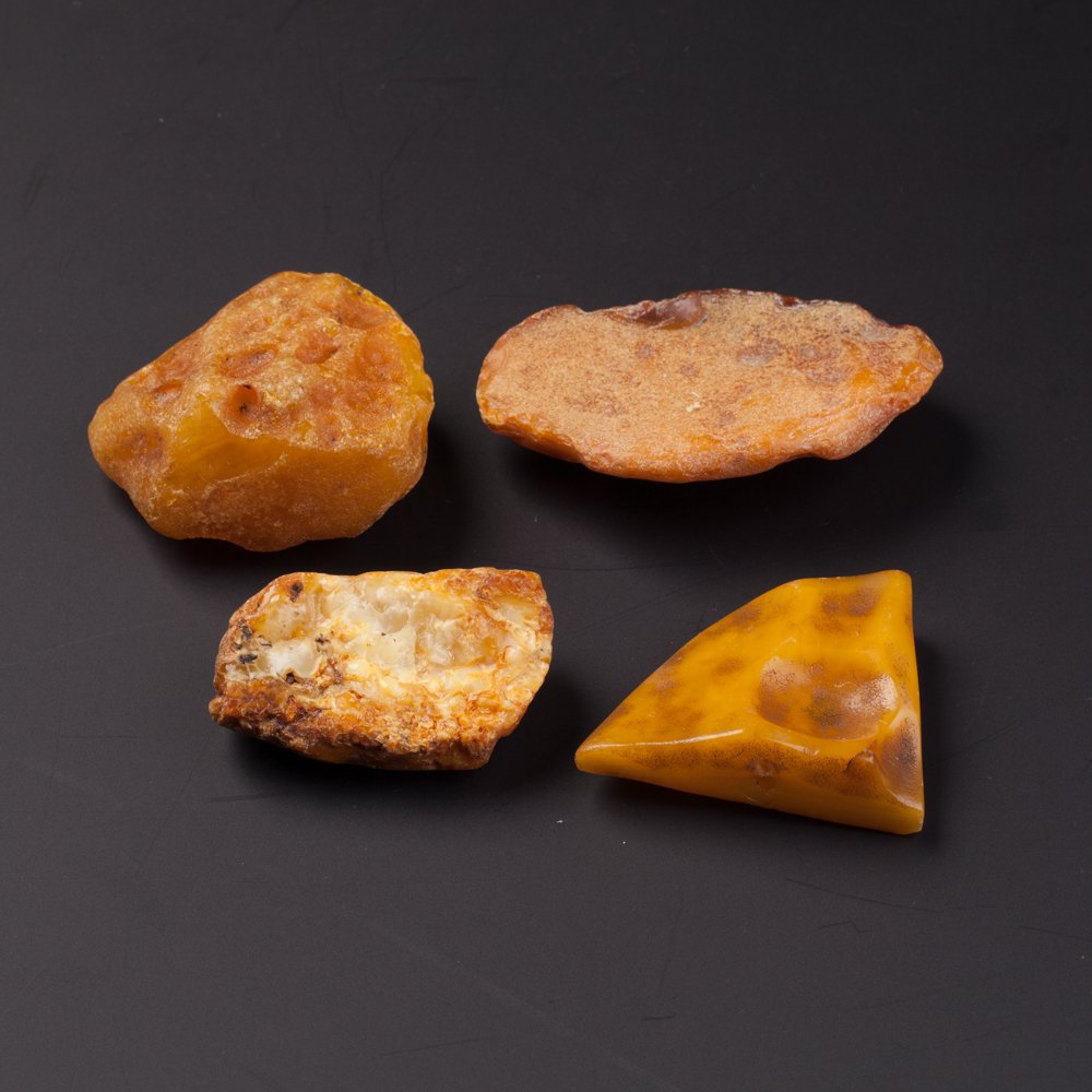 Set of antique amber stones. — image 1