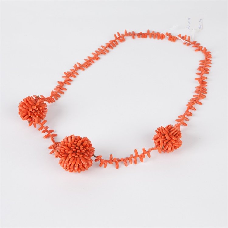 Natural coral necklace. — image 1