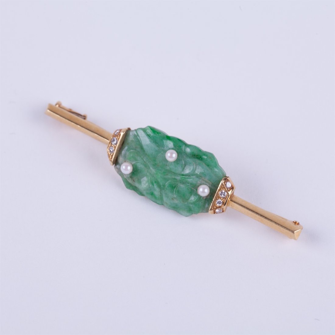 18K gold brooch with Jade stone, diamonds, pearls. — image 1