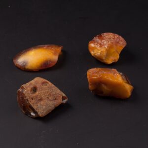 Set of antique amber stones. — image 1