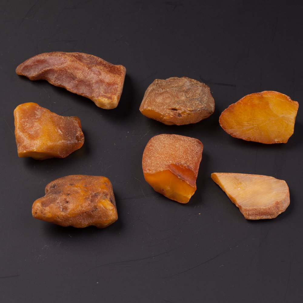Set of antique amber stones. — image 1