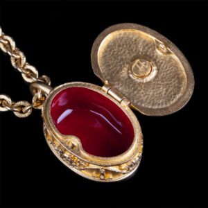 Karl Lagerfeld gilt pendant - pill box with chain — image 4