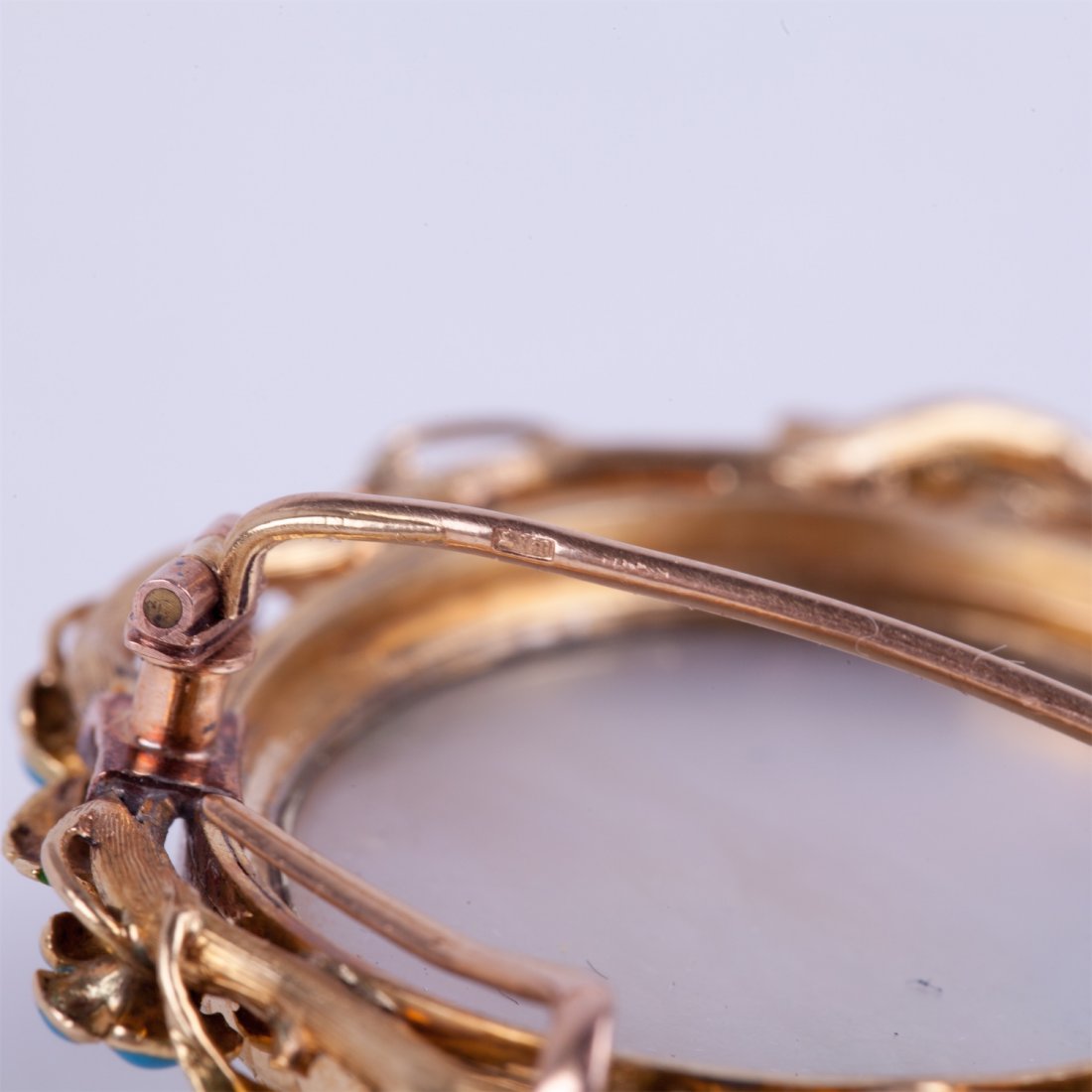 18K gold brooch. — image 3
