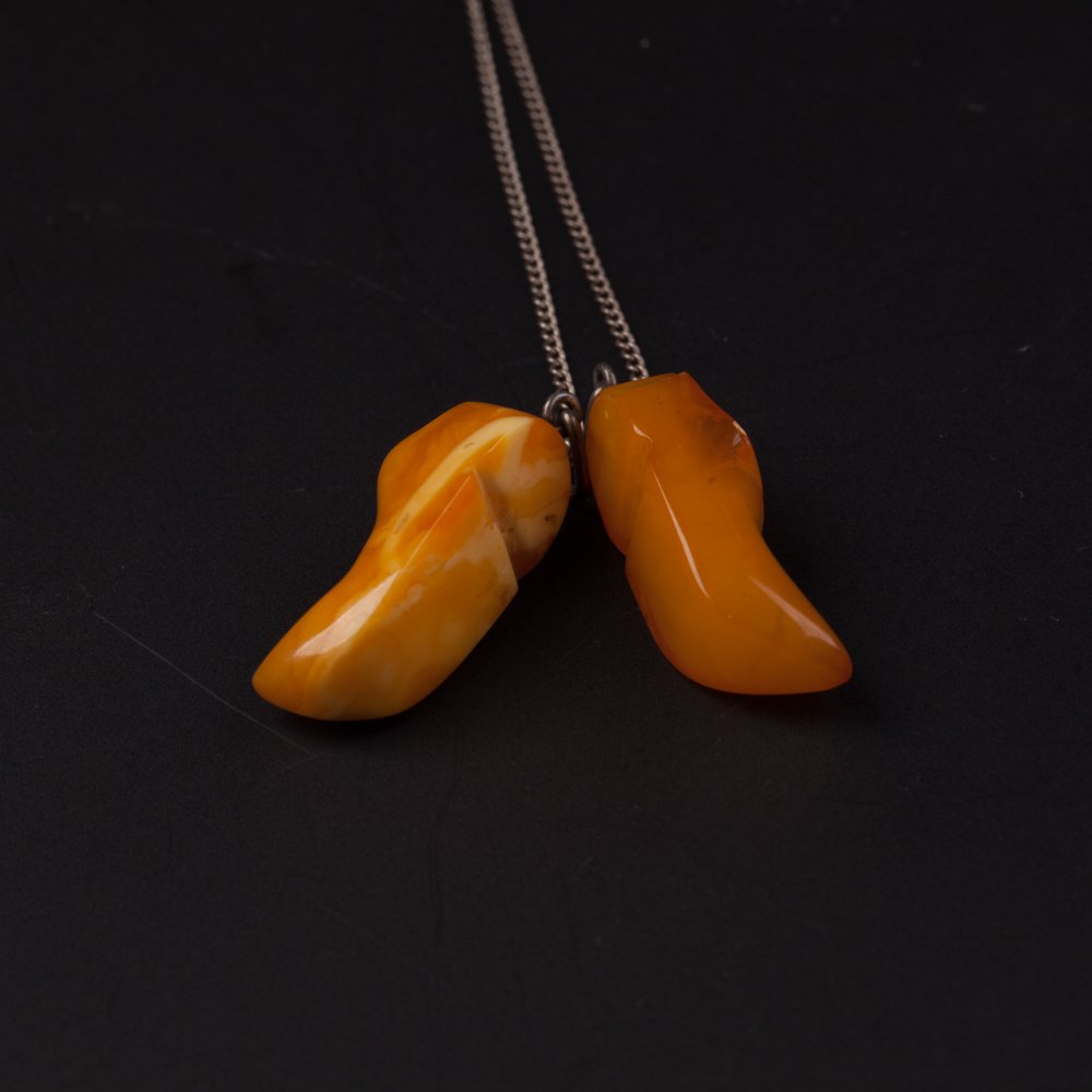 Amber pendant in the shape of shoes. — image 4