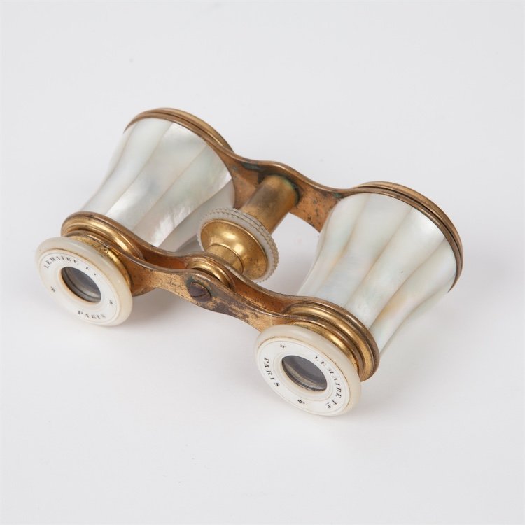 Opera glasses, mother of pearl. — image 1