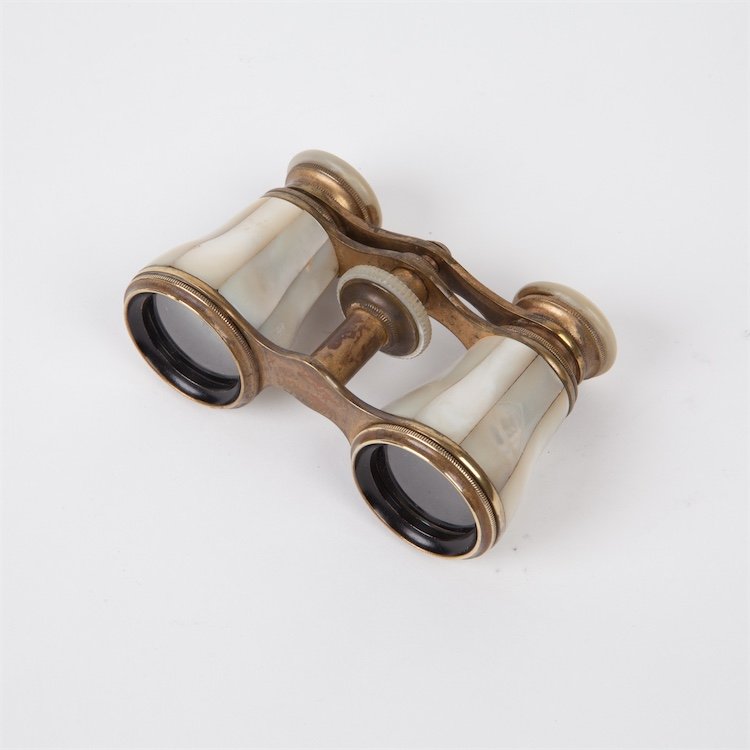 Opera glasses, mother of pearl. — image 1