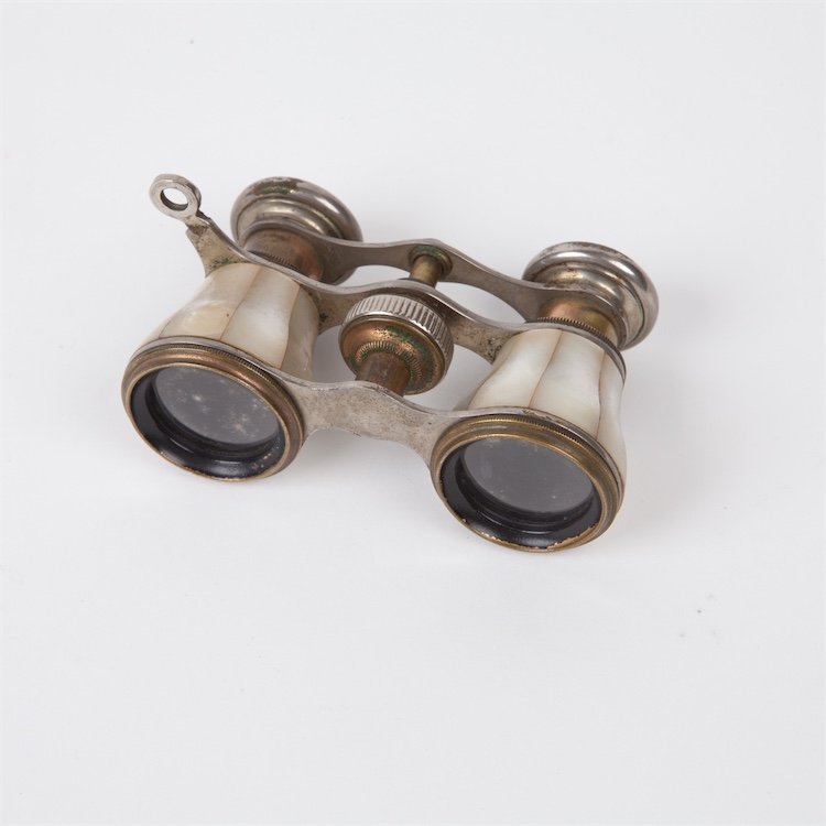Opera glasses, mother of pearl. — image 1