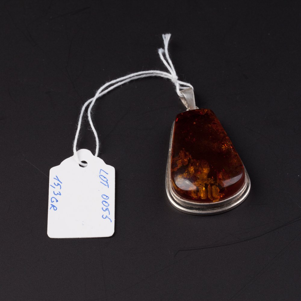 Amber pendant. — image 1