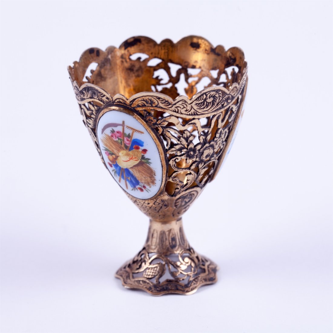 Silver stand for egg. — image 1
