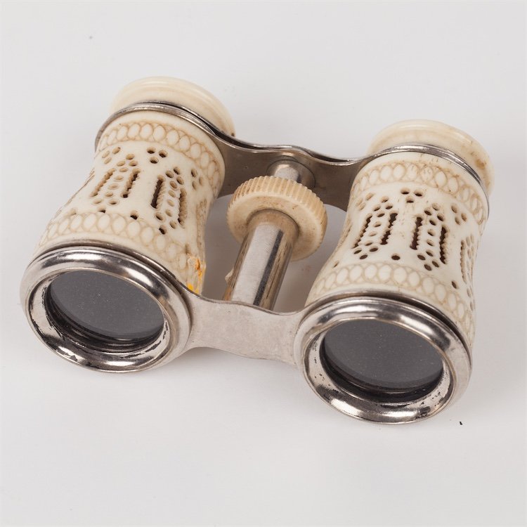 Opera glasses with bone. — image 2