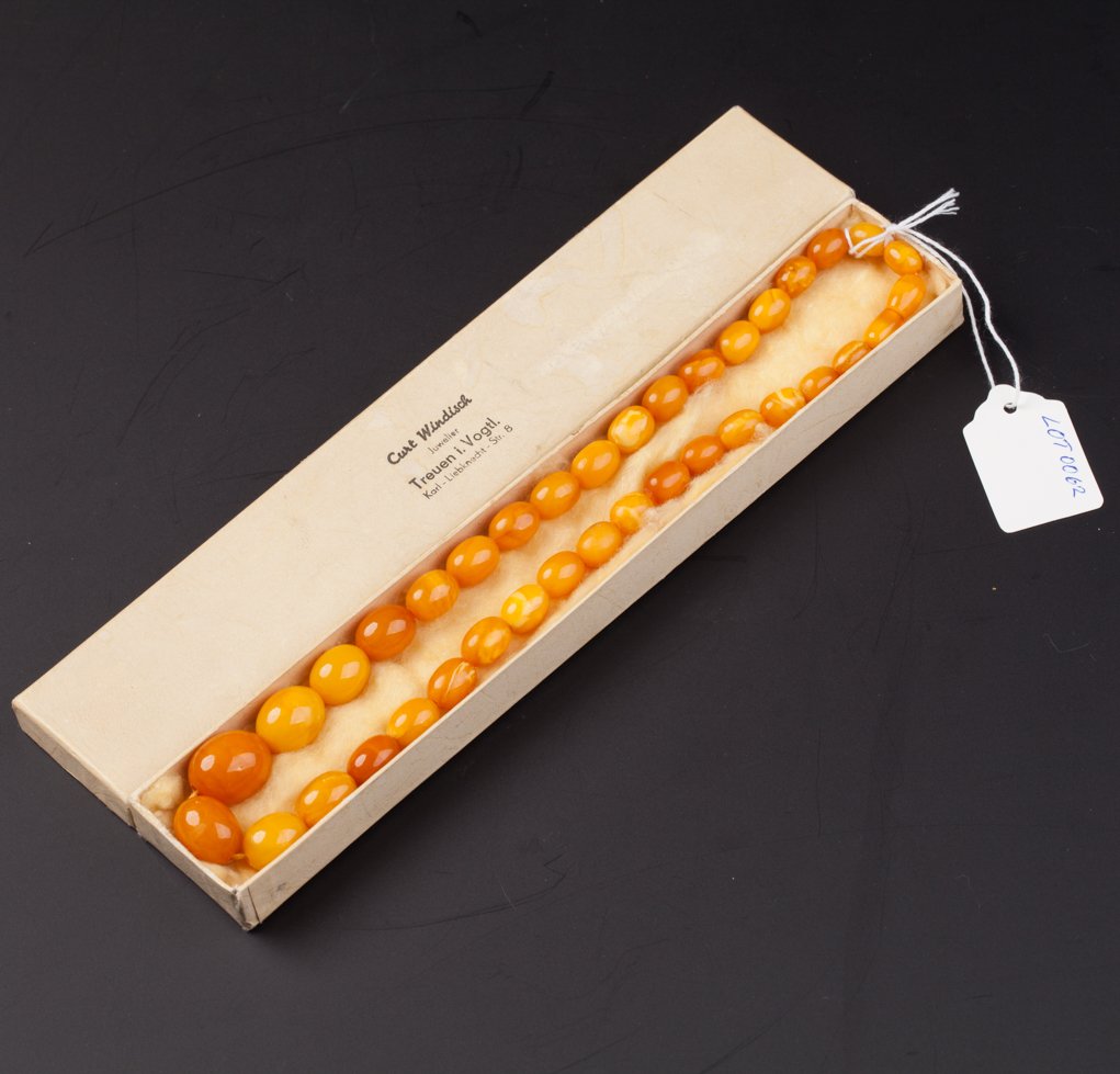 Antique amber necklace. — image 1