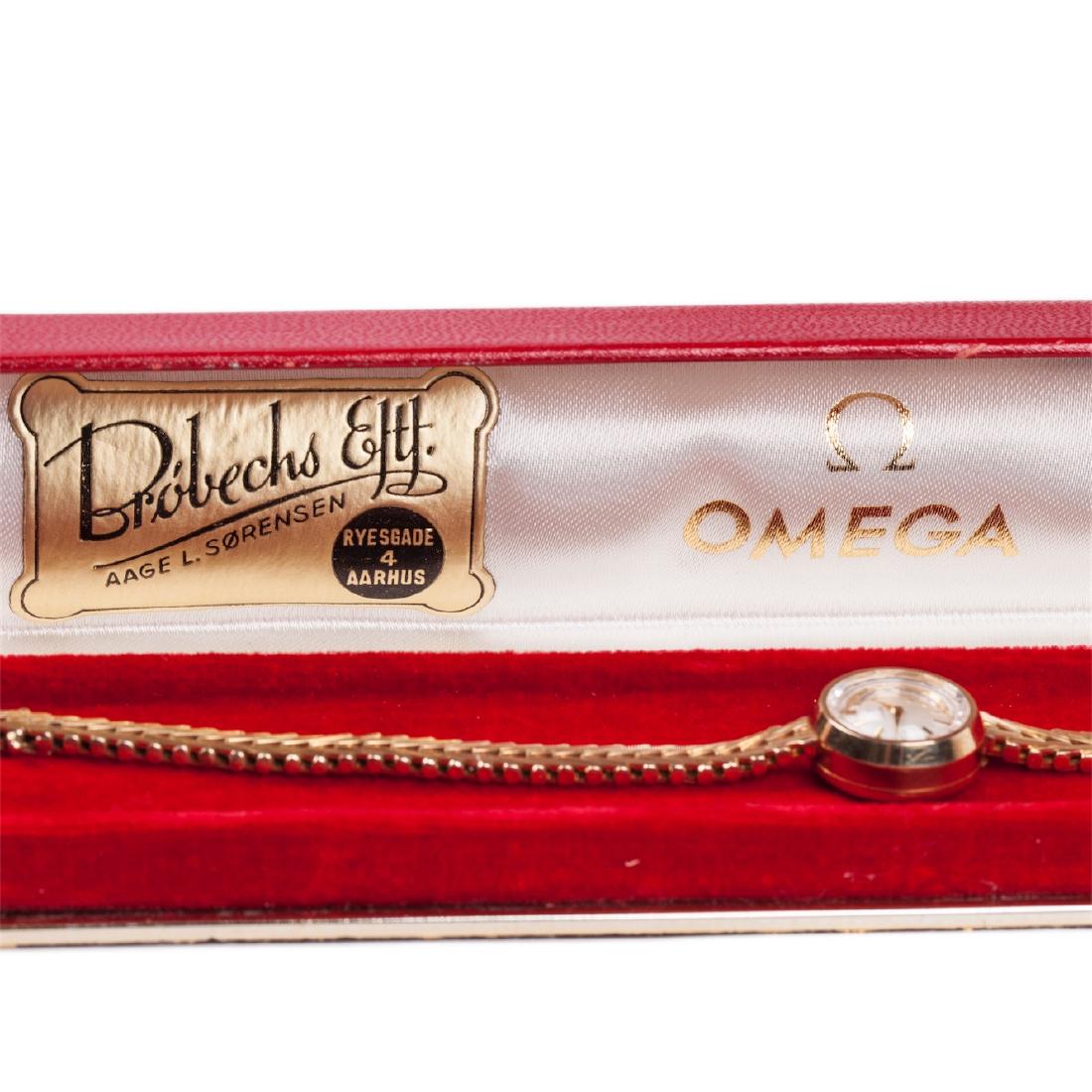 Beautiful small Omega gold woman wrist watch in a box — image 2