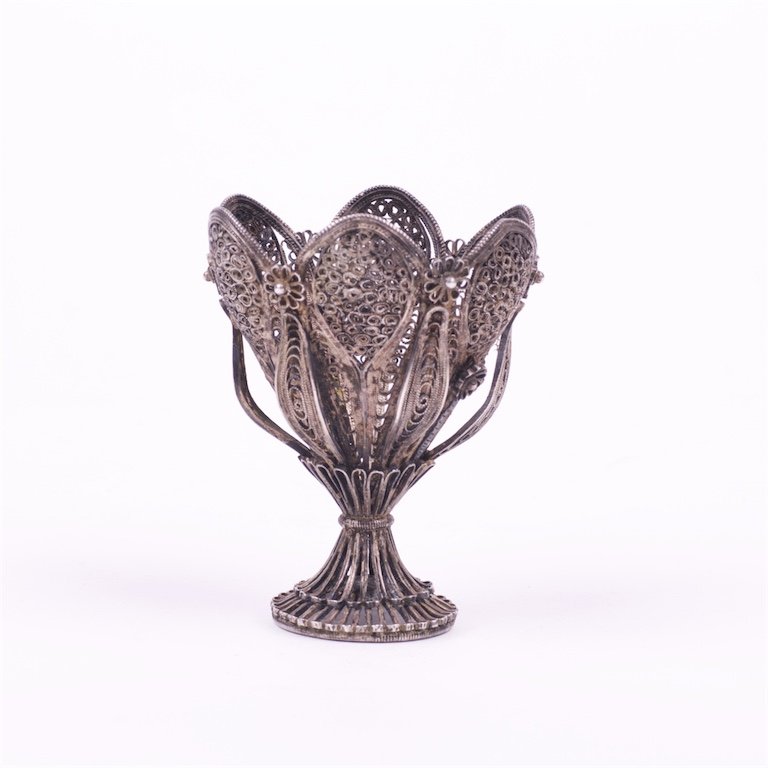 Silver stand for egg. — image 2