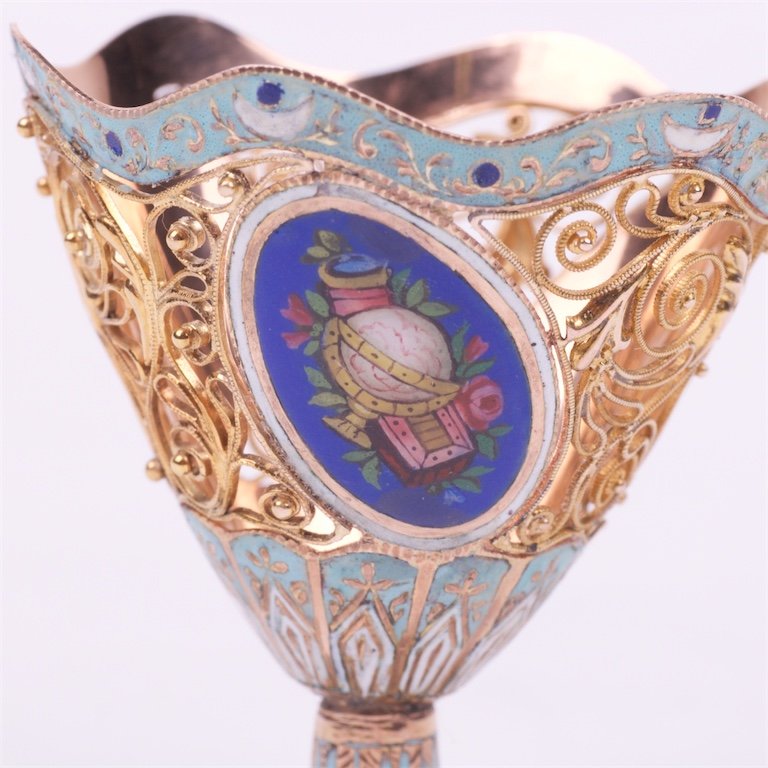 Gold stand for egg with enamel. — image 4