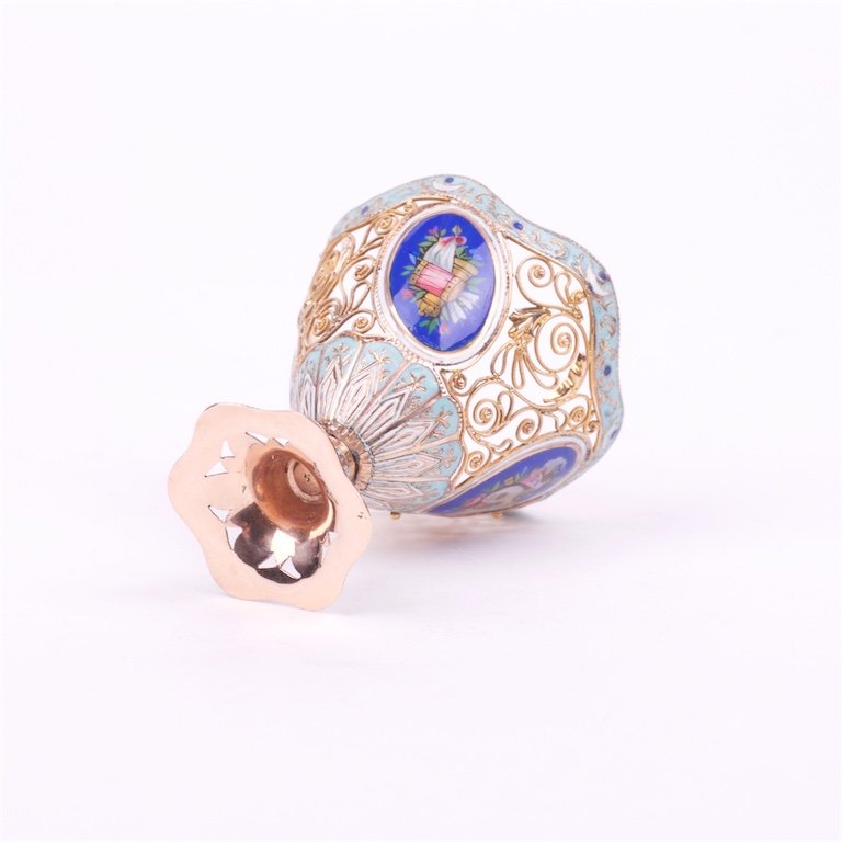 Gold stand for egg with enamel. — image 6