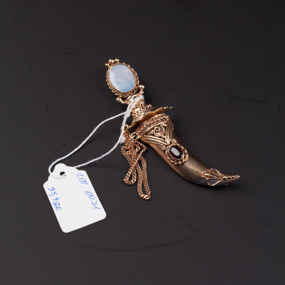 Gold brooch in shape of kinjal. — image 1