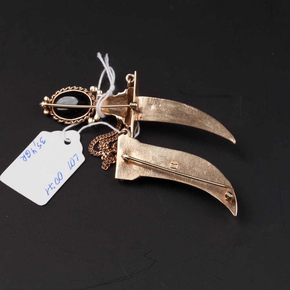 Gold brooch in shape of kinjal. — image 3