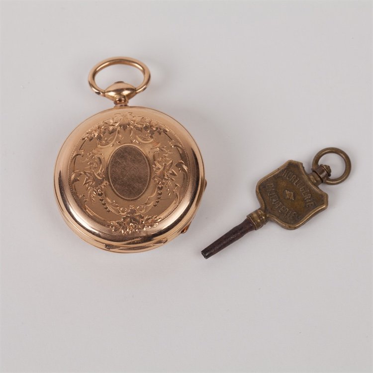 Gold pocket watch with keys. — image 2