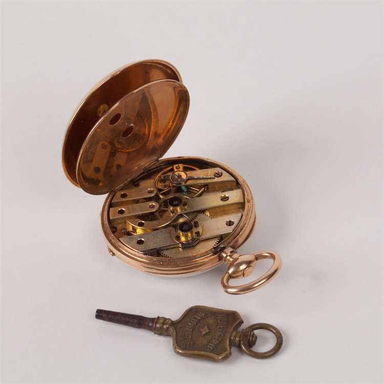 Gold pocket watch with keys. — image 6