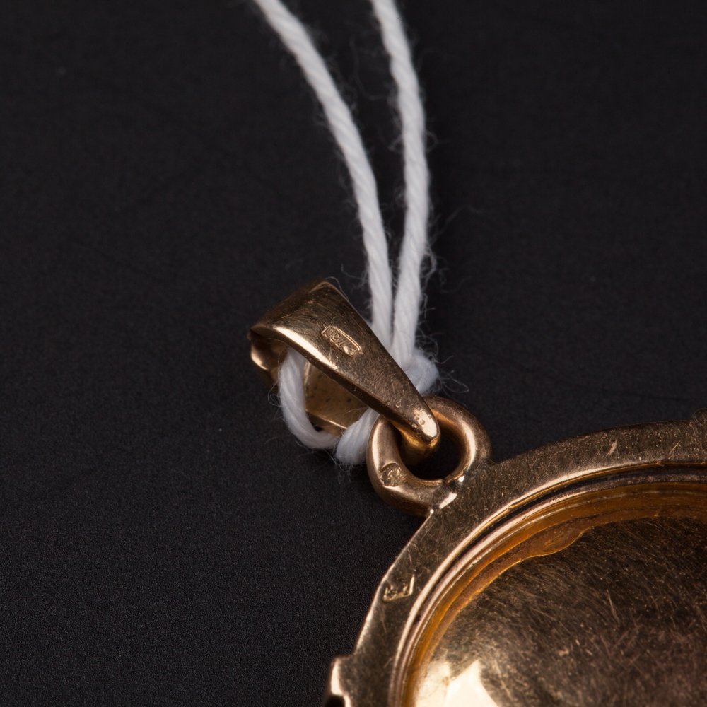 Gold pendant. — image 3