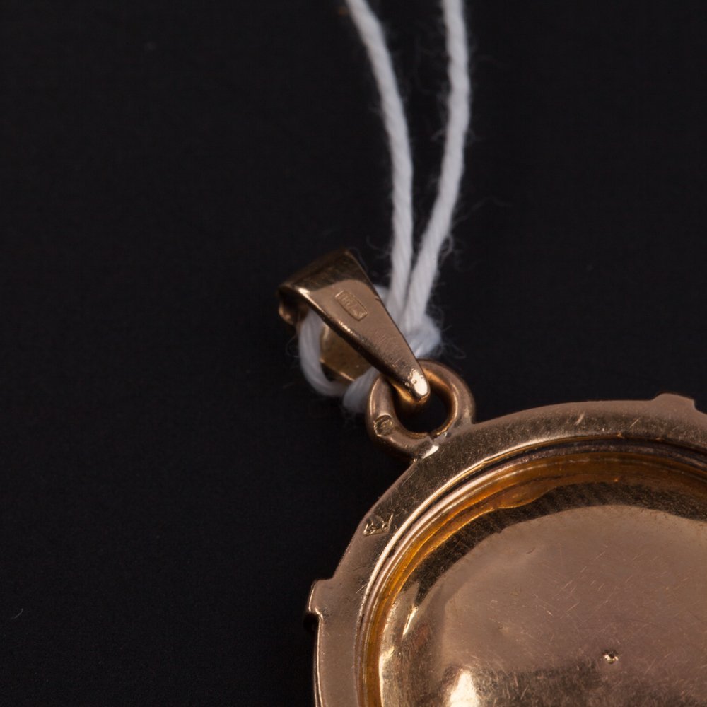Gold pendant. — image 4