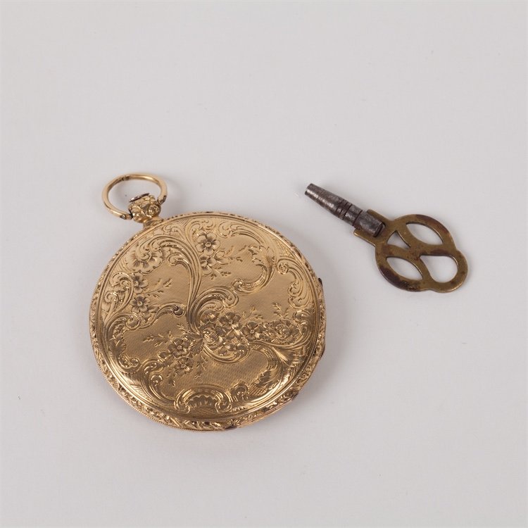 Gold pocket watch with keys. — image 2