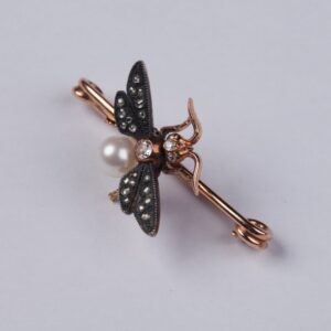 Gold fly brooch. — image 1