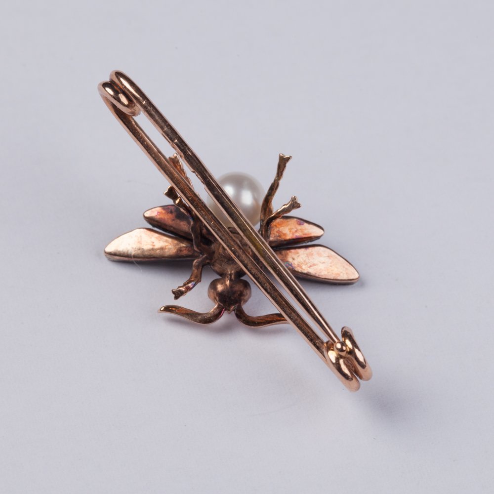 Gold fly brooch. — image 2