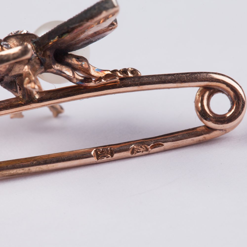 Gold fly brooch. — image 3