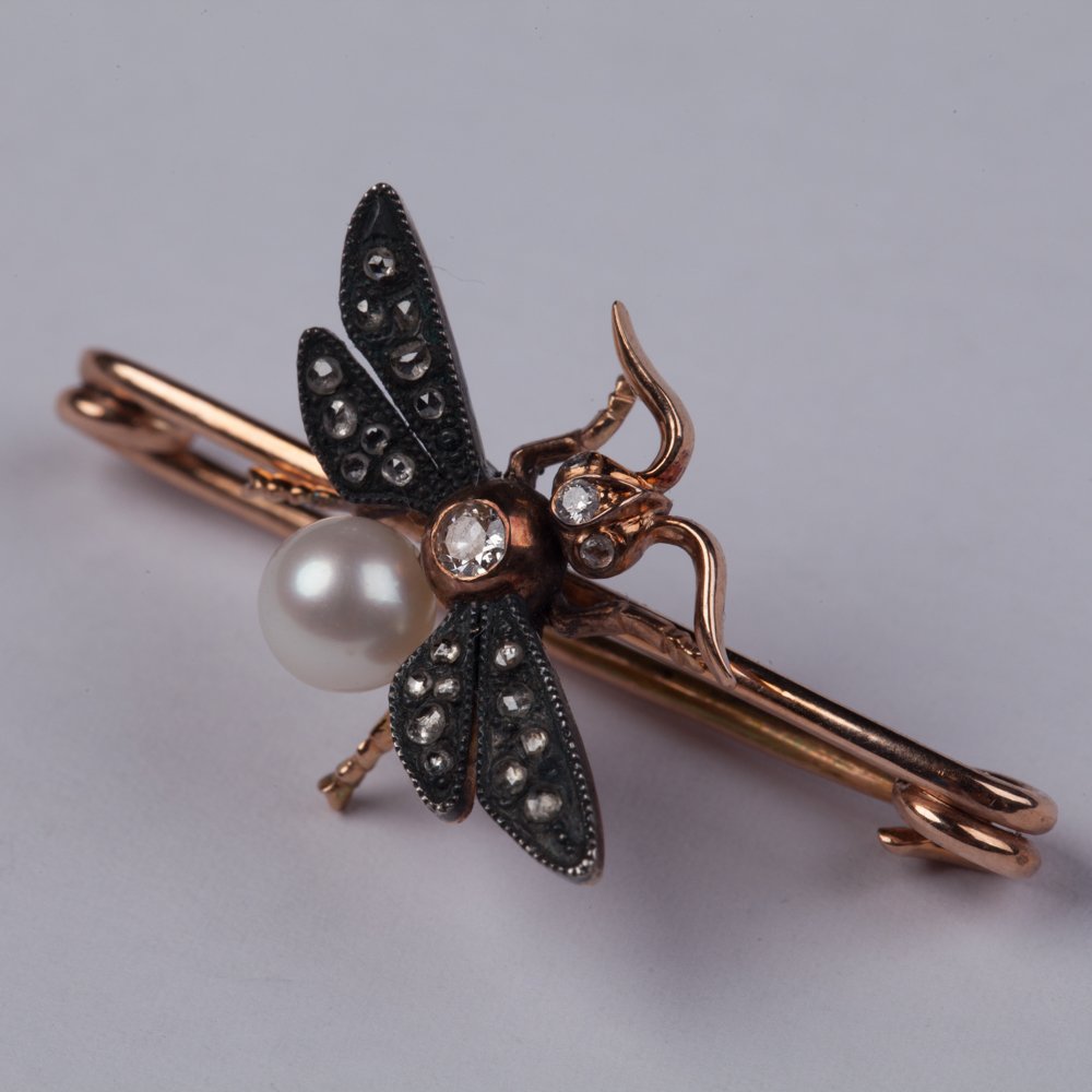 Gold fly brooch. — image 4