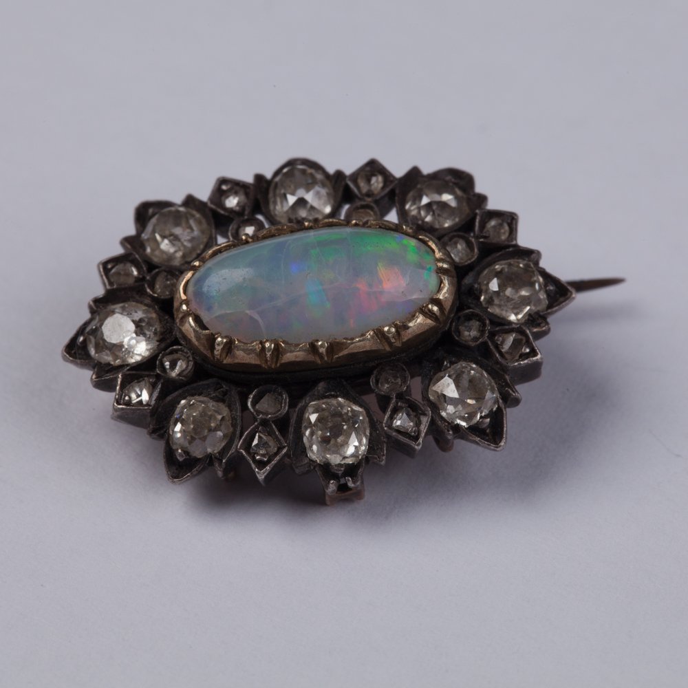 Brooch with Opal and diamonds. — image 1