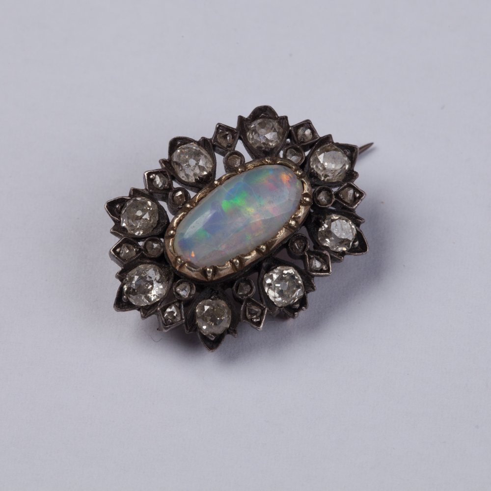Brooch with Opal and diamonds. — image 4