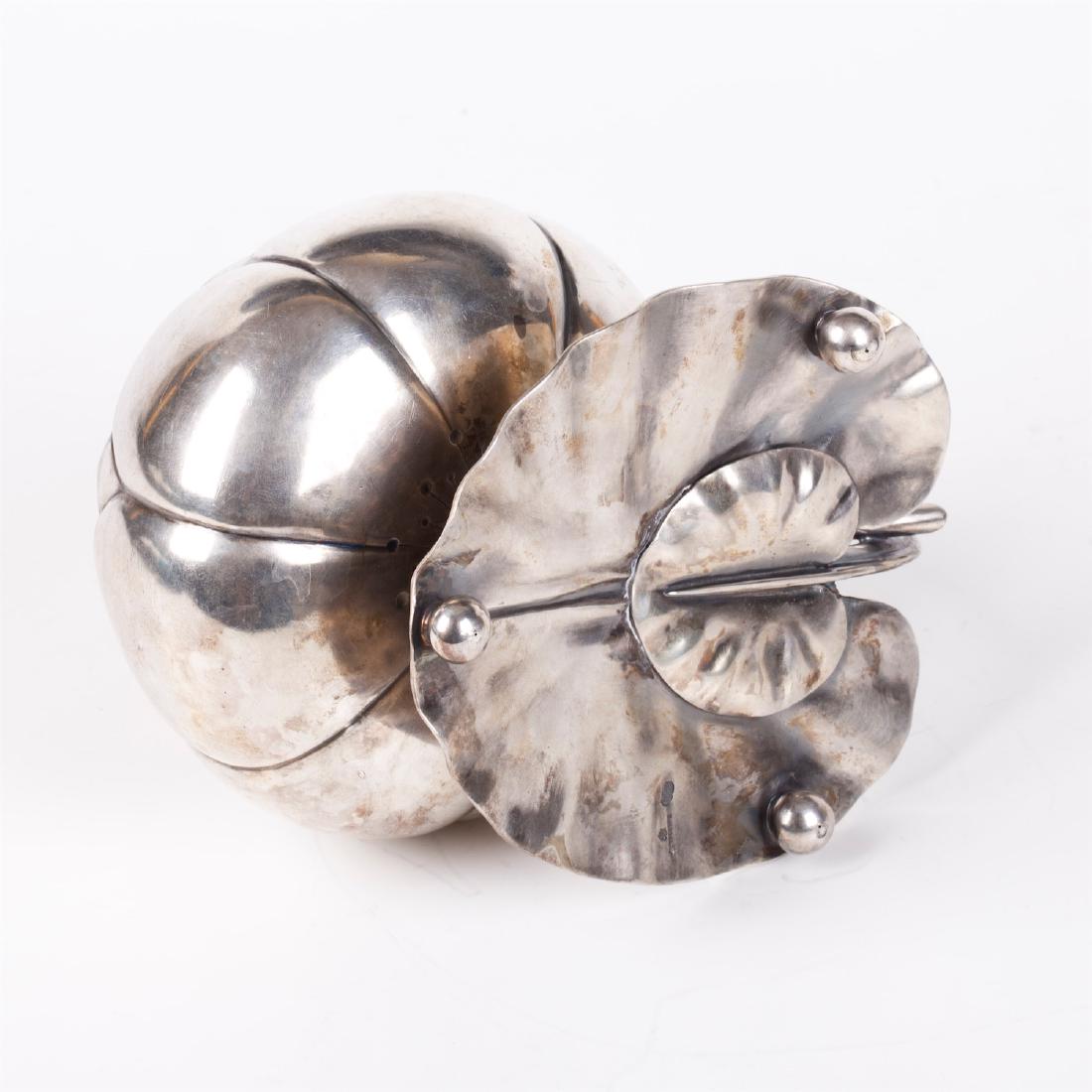 Russian vase in the shape of a water lily — image 4
