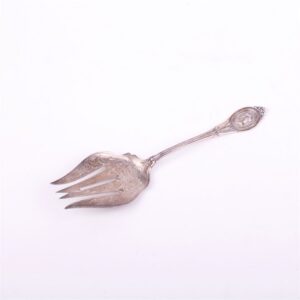 Silver serving spoon for fish. — image 1