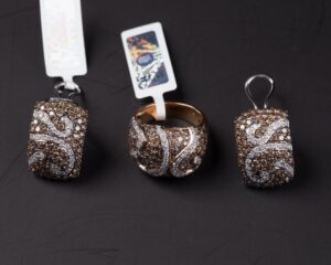 18 K gold earrings and ring. — image 1
